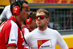 Sebastian Vettel, Ferrari avec Riccardo Adami, Ingénieur de Course Ferrari sur la grille