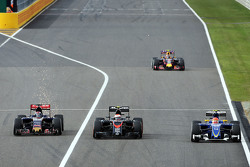 Max Verstappen, Scuderia Toro Rosso STR10, Jenson Button, McLaren MP4-30 et Felipe Nasr, Sauber C34 en lutte pour une position