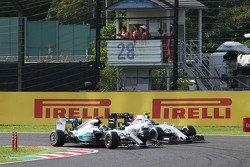 Nico Rosberg, Mercedes AMG F1 W06 et Valtteri Bottas, Williams FW37 en lutte pour une position