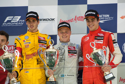 Podio: il vincitore Felix Rosenqvist, Prema Powerteam, il secondo classificato Antonio Giovinazzi, J