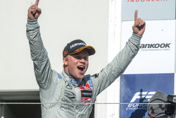 Podium: ganador, Felix Rosenqvist, Prema Powerteam