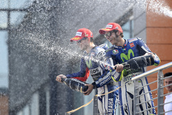 Le vainqueur Jorge Lorenzo et le troisième, Valentino Rossi, Yamaha Factory Racing