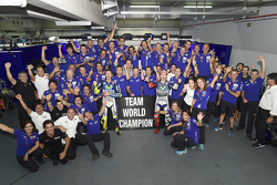 Le vainqueur Jorge Lorenzo et le troisième, Valentino Rossi, Yamaha Factory Racing fêtent le titre par équipes