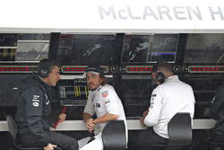 Fernando Alonso, McLaren no pit wall com Andrea Stella