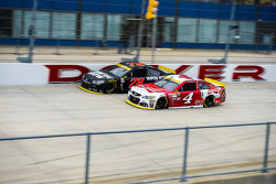 Kevin Harvick, Stewart-Haas Racing Chevrolet and Martin Truex Jr., Furniture Row Racing Chevrolet