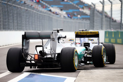 Lewis Hamilton, Mercedes AMG F1 W06 bloccato dietro Marcus Ericsson, Sauber C34 all'uscita della pit