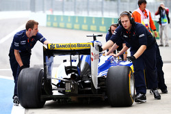 Marcus Ericsson, Sauber C34 se detuvo en la salida de pit lane y es empujado hacia atrás por los mec