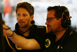 Romain Grosjean, Lotus F1 Team con Julien Simon-Chautemps, Lotus F1 Team Ingeniero de carrera