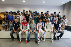 Les pilotes avec des jeunes fans