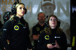 Carmen Jorda, Lotus F1 Team, Entwicklungsfahrerin, mit Clarisse Hoffmann, Lotus F1 Team, Pressesprec