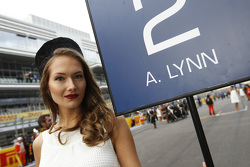 Une Grid Girl pour Alex Lynn, DAMS