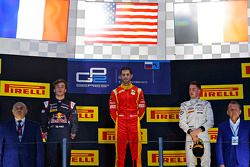 Podio: ganador de la carrera Alexander Rossi, Racing Engineering, segundo lugar Pierre Gasly, DAMS