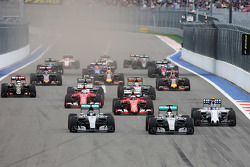 Start: Nico Rosberg, Mercedes AMG F1 aan de leiding voor Lewis Hamilton, Mercedes AMG F1