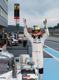 Winnaar Timo Bernhard, Porsche Team viert in parc ferme