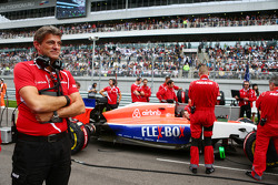 Graeme Lowdon, Manor F1 Team, Geschäftsführer, in der Startaufstellung