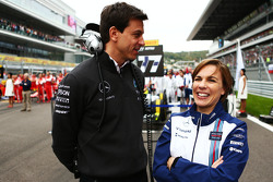 Тото Вольф, Mercedes AMG F1 и Клэр Уильямс, исполнительный директор Williams на стартовой решетке