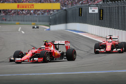 Kimi Raikkonen, Ferrari SF15-T lidera a su compañero de equipo Sebastian Vettel, Ferrari SF15-T
