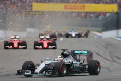 Lewis Hamilton, Mercedes AMG F1 W06 aan de leiding voor Sebastian Vettel, Ferrari SF15-T en Kimi Rai