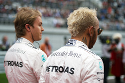 Les équipiers Mercedes Lewis Hamilton et Nico Rosberg