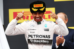 Победитель гонки - Льюис Хэмилтон, Mercedes AMG F1 празднует на подиуме