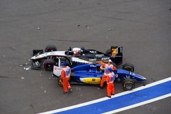 Nico Hulkenberg, Sahara Force India F1 VJM08 en Marcus Ericsson, Sauber C34 crash bij de start