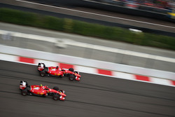 Борьба за позицию - Себастьян Феттель, Ferrari SF15-T и Кими Райкконен, Ferrari SF15-T