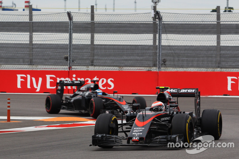 Jenson Button, McLaren MP4-30 à frente de Fernando Alonso, McLaren MP4-30