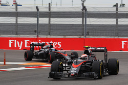 Jenson Button, McLaren MP4-30 en Fernando Alonso, McLaren MP4-30