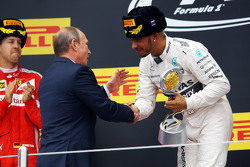 Победитель гонки - Льюис Хэмилтон, Mercedes AMG F1 празднует на подиуме с Владимиро Путиным, Президентом Российской Федерации