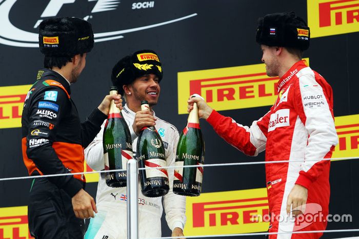 Sergio Perez (3º), Lewis Hamilton (1º) e Sebastian Vettel (2º)