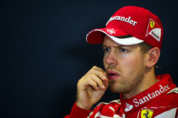 Sebastian Vettel, Ferrari en la conferencia de prensa de la FIA