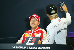Себастьян Феттель, Ferrari и льюис Хэмилтон, Mercedes AMG F1 на пресс-конференции FIA