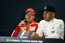 Lewis Hamilton, Mercedes AMG F1 y Sebastian Vettel, Ferrari en la conferencia de prensa de la FIA