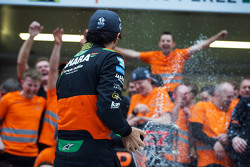 El equipo de Sahara Force India celebra el tercer puesto para Sergio Pérez