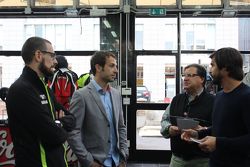 Sylvain Guintoli all'interno del megastore Oram