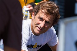 Alex Zanardi compete nel triathlon Ironman delle Hawaii