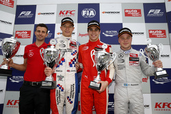 Podium de la Course 1 : le deuxième Jake Dennis, le vainqueur Lance Stroll et le troisième Felix Rosenqvist, Prema Powerteam