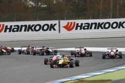 Inicio carrera 2: Antonio Giovinazzi, Jagonya Ayam with Carlin Dallara Volkswagen lidera