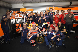 Marc Márquez, Repsol Honda Team, festeja con el equipo