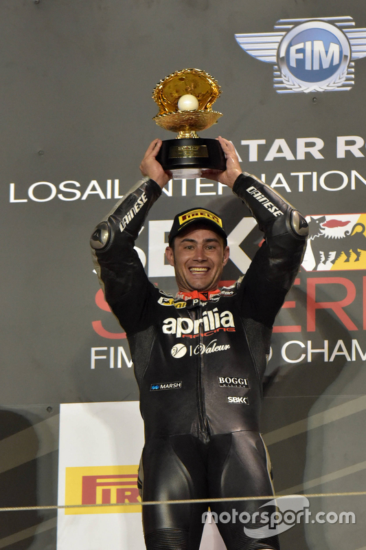 El ganador de la prueba 2 Leon Haslam, Aprilia Racing Team en el podio