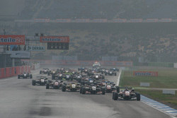 Start zum 3. Rennen: Felix Rosenqvist, Prema Powerteam, Dallara Mercedes-Benz, in Führung