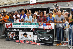 Lewis Hamilton, Mercedes AMG F1, Fans mit Postern