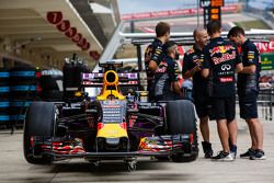 La Red Bull RB11 de Daniel Ricciardo, Red Bull Racing dans les stands