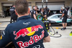 Un mecánico de Red Bull Racing mira el Mercedes AMG F1 team en una práctica paradas en boxes