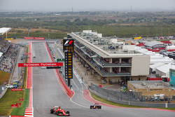 Sebastian Vettel, Ferrari SF15-T y Daniel Ricciardo, Red Bull Racing RB11