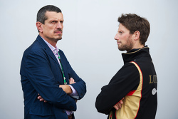 Гюнтер Штайнер, руководитель Haas F1 Team и Ромен Грожан, Lotus F1 Team