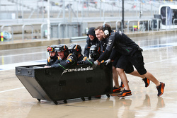 I meccanici Sahara Force India F1 Team si divertono nella pit