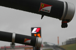 Ferrari logos in de regen