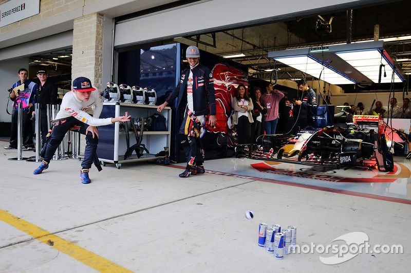 Max Verstappen, Scuderia Toro Rosso e Carlos Sainz Jr., Scuderia Toro Rosso jogam boliche no pit lan