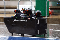 Sahara Force India F1 Team mit Spaß im Regen